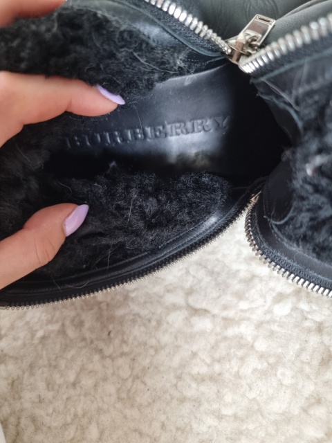 Czarne ocieplane niskie botki Burberry skóra naturalna, futerko r 38 Czarne ocieplane niskie botki Burberry skóra naturalna, futerko r 38