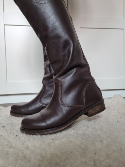 Chocolate Guess boots, size 38 Chocolate Guess boots, size 38