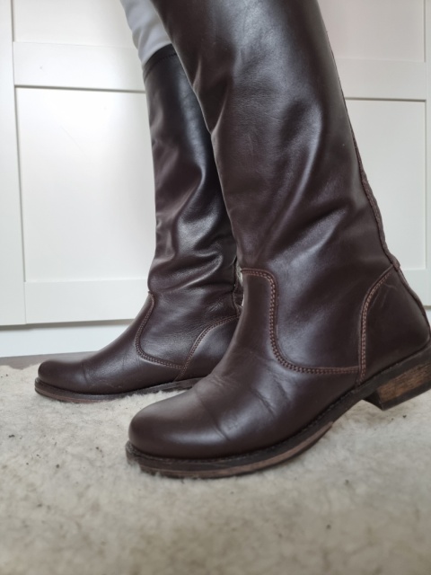 Chocolate Guess boots, size 38 Chocolate Guess boots, size 38