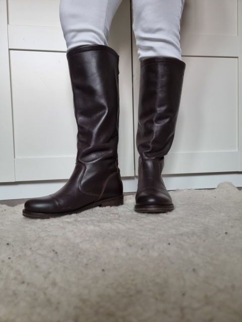 Chocolate Guess boots, size 38 Chocolate Guess boots, size 38
