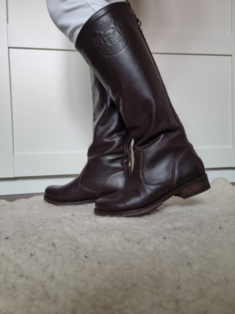 Chocolate Guess boots, size 38 Chocolate Guess boots, size 38