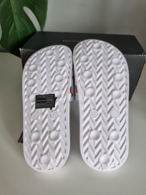 Tommy Hilfiger flip-flops for girls / boys, size 32 Tommy Hilfiger flip-flops for girls / boys, size 32