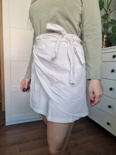 Śnieżnobiała spódniczka na zakładkę, wiązana, krótka, r. M Śnieżnobiała spódniczka na zakładkę, wiązana, krótka, r. M