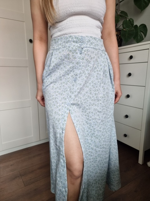 Błękitna spódnica maxi w kwiatuszki, Monki, r. L Błękitna spódnica maxi w kwiatuszki, Monki, r. L