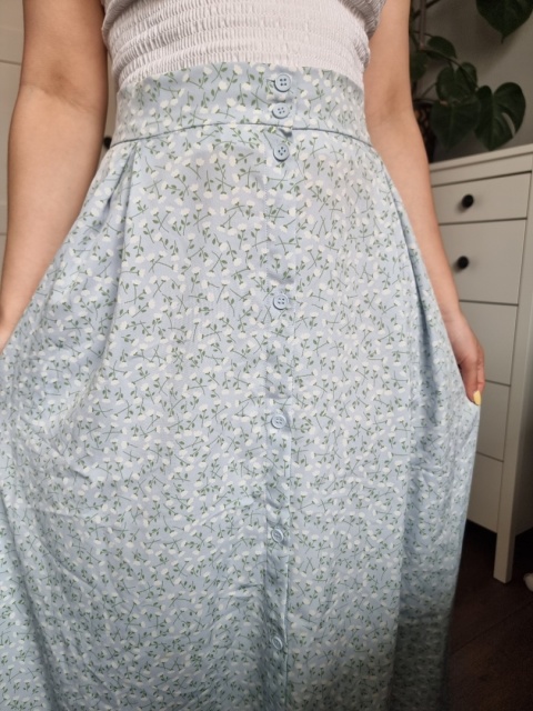 Błękitna spódnica maxi w kwiatuszki, Monki, r. L Błękitna spódnica maxi w kwiatuszki, Monki, r. L