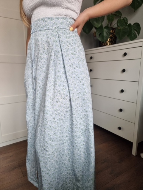 Błękitna spódnica maxi w kwiatuszki, Monki, r. L Błękitna spódnica maxi w kwiatuszki, Monki, r. L