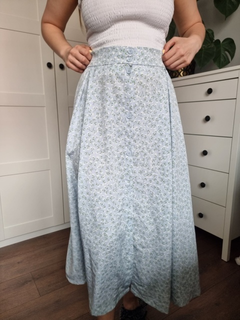 Błękitna spódnica maxi w kwiatuszki, Monki, r. L Błękitna spódnica maxi w kwiatuszki, Monki, r. L