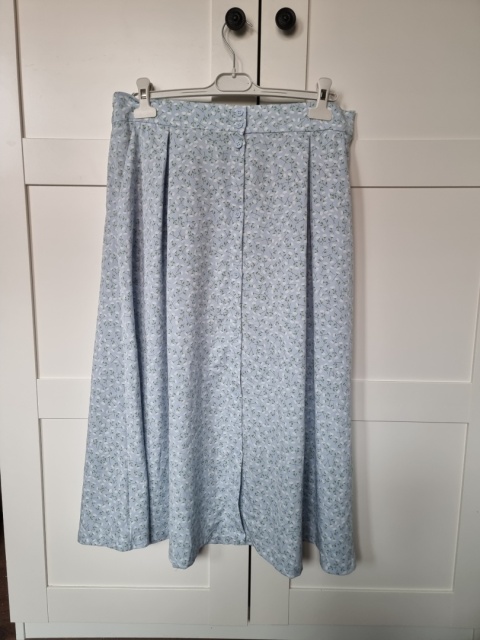 Błękitna spódnica maxi w kwiatuszki, Monki, r. L Błękitna spódnica maxi w kwiatuszki, Monki, r. L