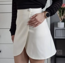 Biała spódniczka mini z rozcięciem w kształcie trapeza, r. S