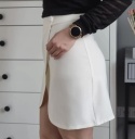 Biała spódniczka mini z rozcięciem w kształcie trapeza, r. S