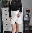 Biała spódniczka mini z rozcięciem w kształcie trapeza, r. S