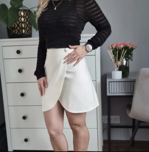 Biała spódniczka mini z rozcięciem w kształcie trapeza, r. S Biała spódniczka mini z rozcięciem w kształcie trapeza, r. S