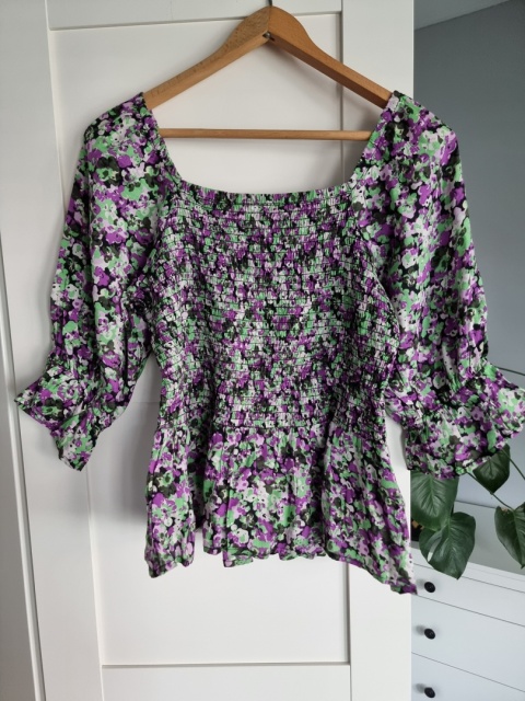 Viscose blouse with delicate floral pattern in purple and green, puff sleeves, elastic cuffs, square neckline, size M Viscose blouse with delicate floral pattern in purple and green, puff sleeves, elastic cuffs, square neckline, size M
