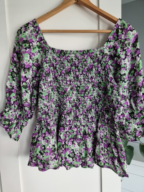 Viscose blouse with delicate floral pattern in purple and green, puff sleeves, elastic cuffs, square neckline, size M Viscose blouse with delicate floral pattern in purple and green, puff sleeves, elastic cuffs, square neckline, size M