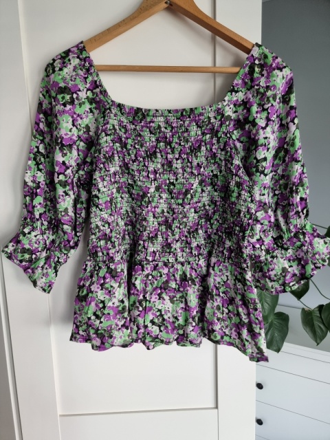 Viscose blouse with delicate floral pattern in purple and green, puff sleeves, elastic cuffs, square neckline, size M Viscose blouse with delicate floral pattern in purple and green, puff sleeves, elastic cuffs, square neckline, size M