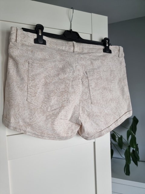 Biało beżowe szorty z bawełny plus size Biało beżowe szorty z bawełny plus size