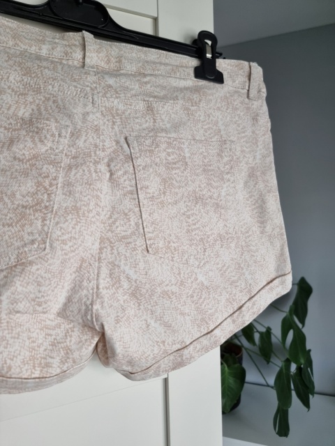 Biało beżowe szorty z bawełny plus size Biało beżowe szorty z bawełny plus size