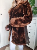 Brązowe futerko ze skórzanymi wstawkami