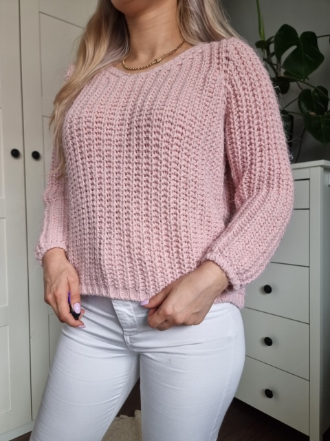 Rożeowy sweter z moherem i wełną, złota nitka Rożeowy sweter z moherem i wełną, złota nitka