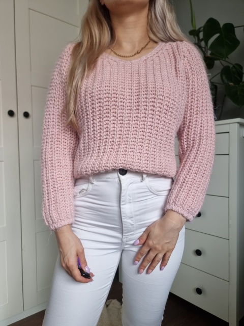 Rożeowy sweter z moherem i wełną, złota nitka Rożeowy sweter z moherem i wełną, złota nitka