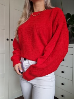 Czerwony sweter z bufiastymi rękawami i wełną