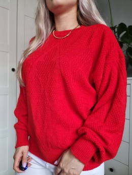 Czerwony sweter z bufiastymi rękawami i wełną