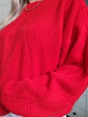Czerwony sweter z bufiastymi rękawami i wełną