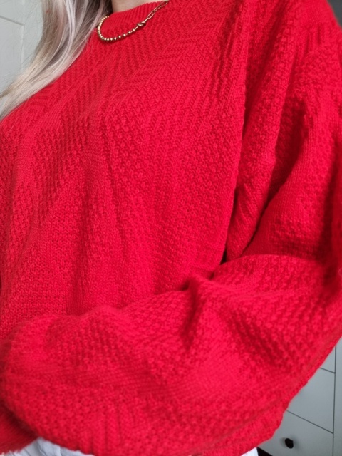 Czerwony sweter z bufiastymi rękawami i wełną Czerwony sweter z bufiastymi rękawami i wełną