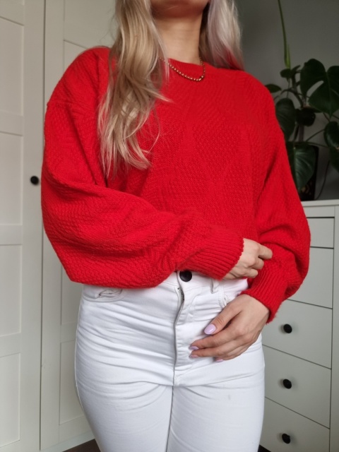 Czerwony sweter z bufiastymi rękawami i wełną Czerwony sweter z bufiastymi rękawami i wełną