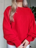 Czerwony sweter z bufiastymi rękawami i wełną