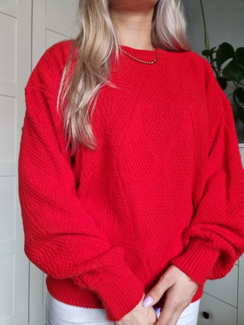 Czerwony sweter z bufiastymi rękawami i wełną Czerwony sweter z bufiastymi rękawami i wełną
