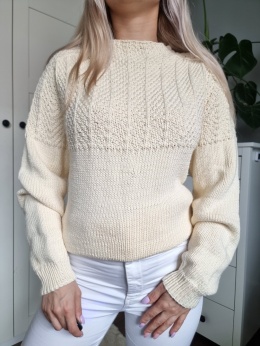 Kremowy sweter z dzierganiem hand made