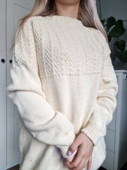 Kremowy sweter z dzierganiem hand made