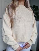 Kremowy sweter z dzierganiem hand made